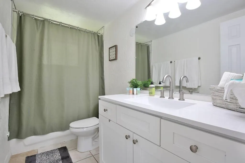 Holiday home Hot Tub Retreat With Big Private Fenced Yard By Beach *