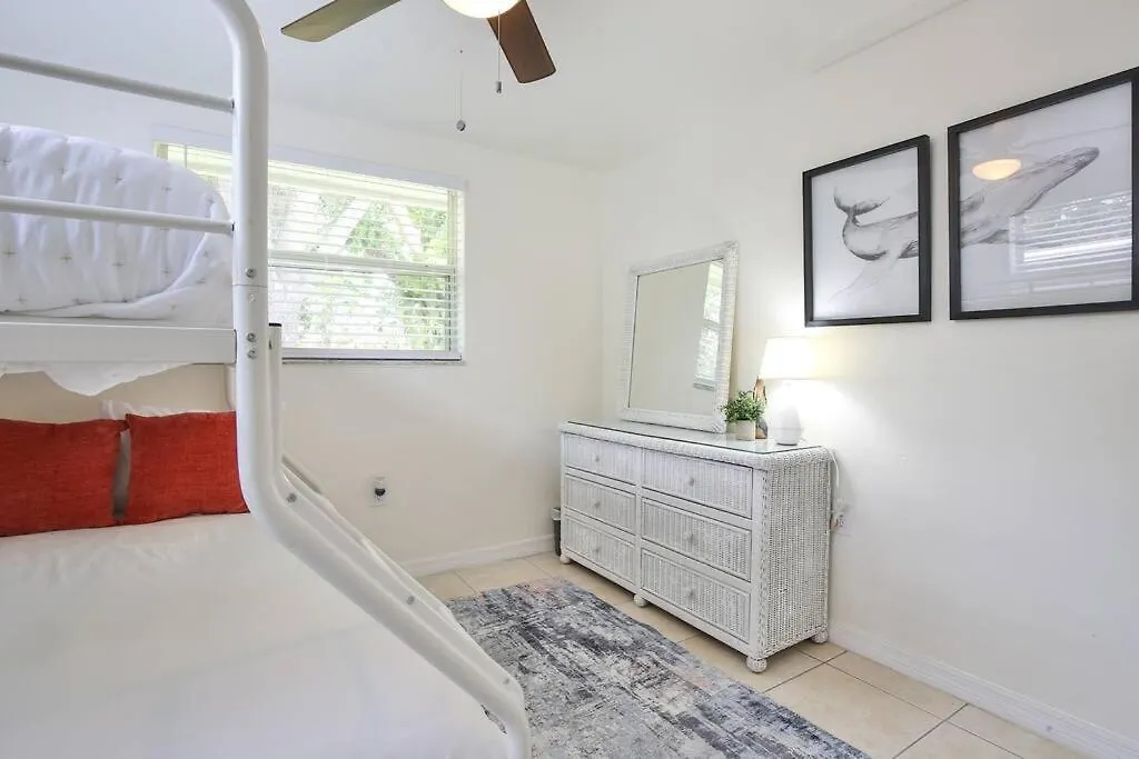 Hot Tub Retreat With Big Private Fenced Yard By Beach *