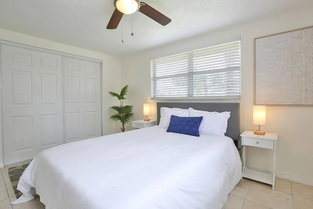Hot Tub Retreat With Big Private Fenced Yard By Beach * Sarasota