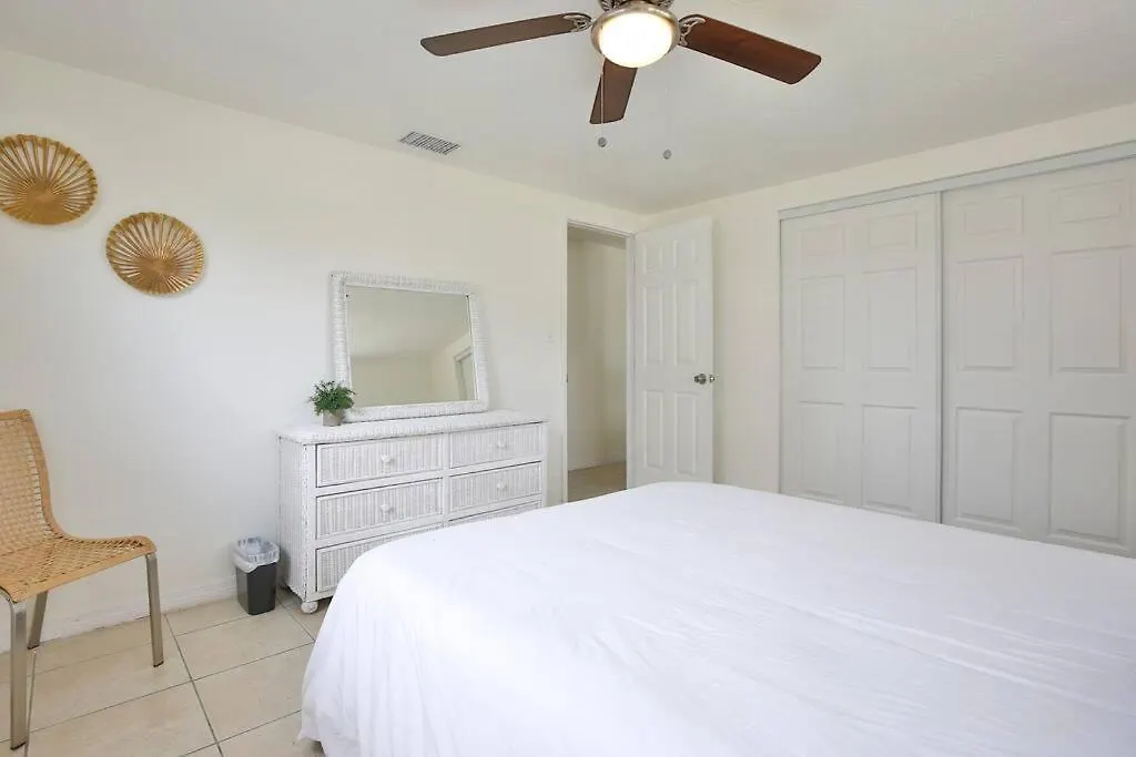 Hot Tub Retreat With Big Private Fenced Yard By Beach
