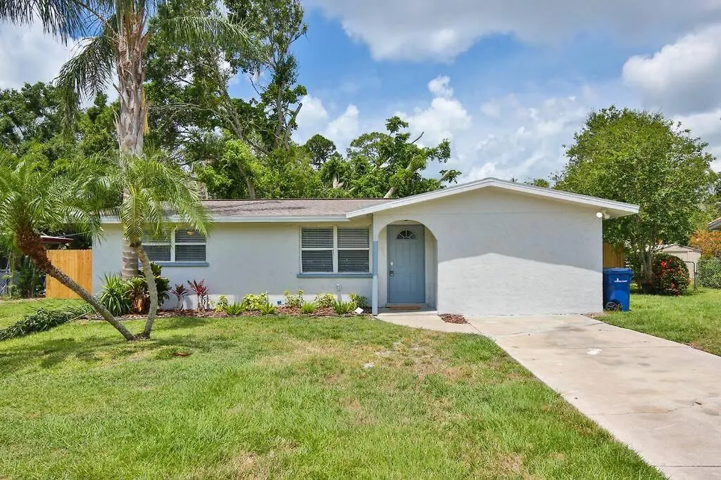 Hot Tub Retreat With Big Private Fenced Yard By Beach *