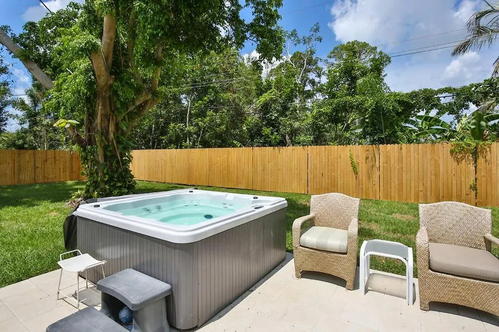 Hot Tub Retreat With Big Private Fenced Yard By Beach Sarasota