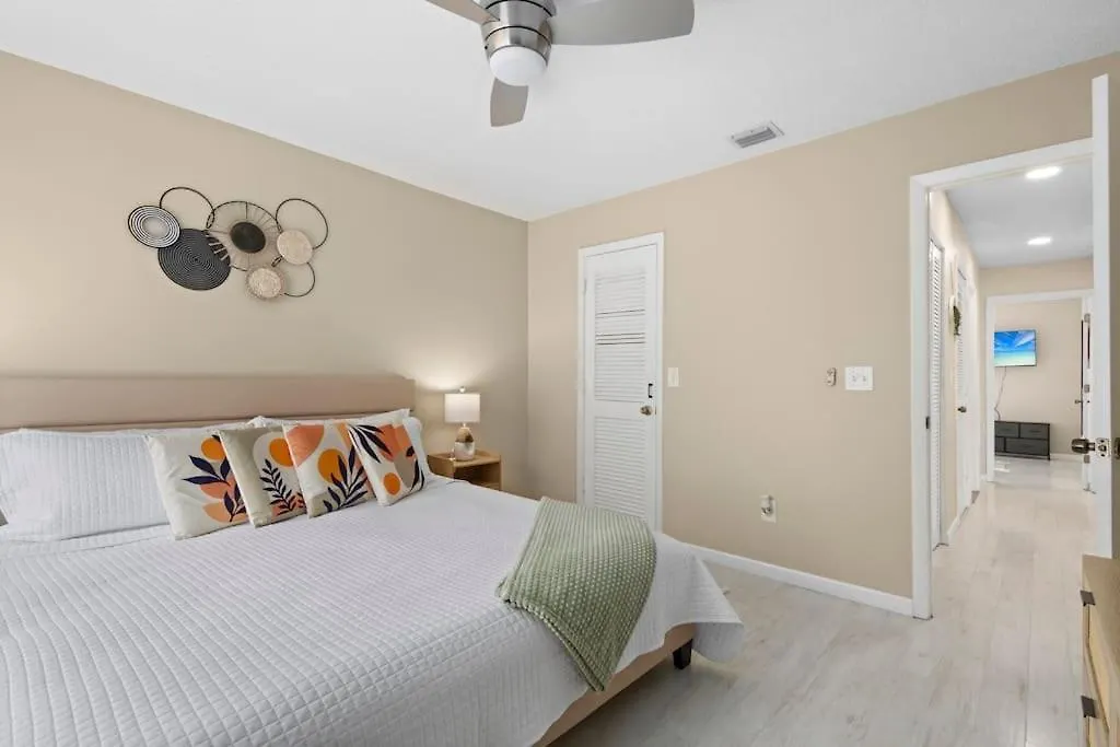 Boho Style 2bd 1 Bath Heated Pool, 6 Min Siesta Apartment