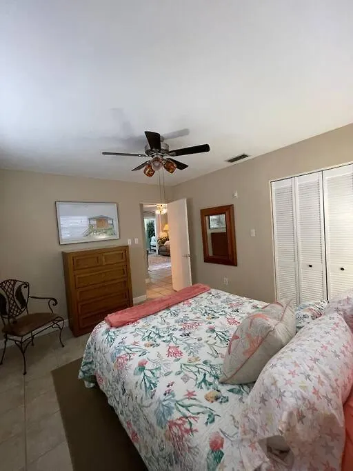 Holiday home Outside Oasis, 1 Mile To Siesta Key! *