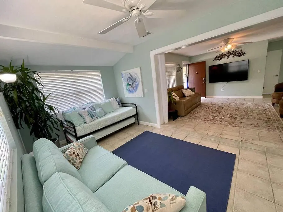 Outside Oasis, 1 Mile To Siesta Key! Holiday home *