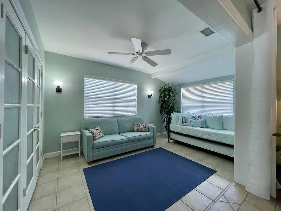 Outside Oasis, 1 Mile To Siesta Key! Holiday home Sarasota