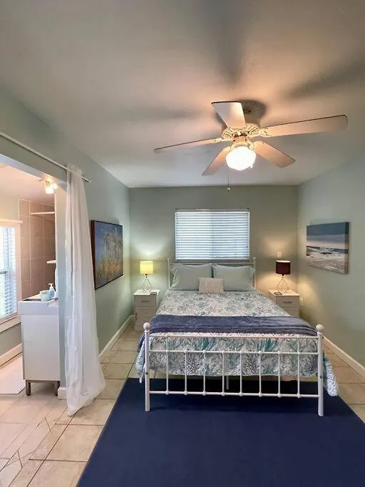 Outside Oasis, 1 Mile To Siesta Key! Holiday home