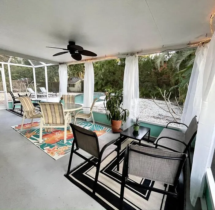Outside Oasis, 1 Mile To Siesta Key! Holiday home