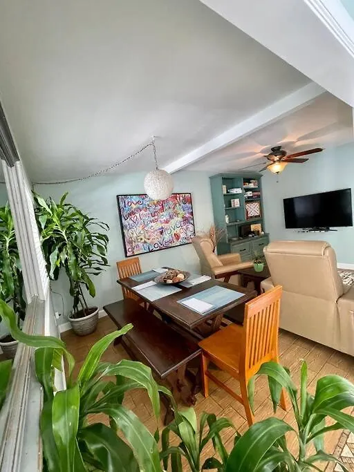 Outside Oasis, 1 Mile To Siesta Key! Holiday home Sarasota