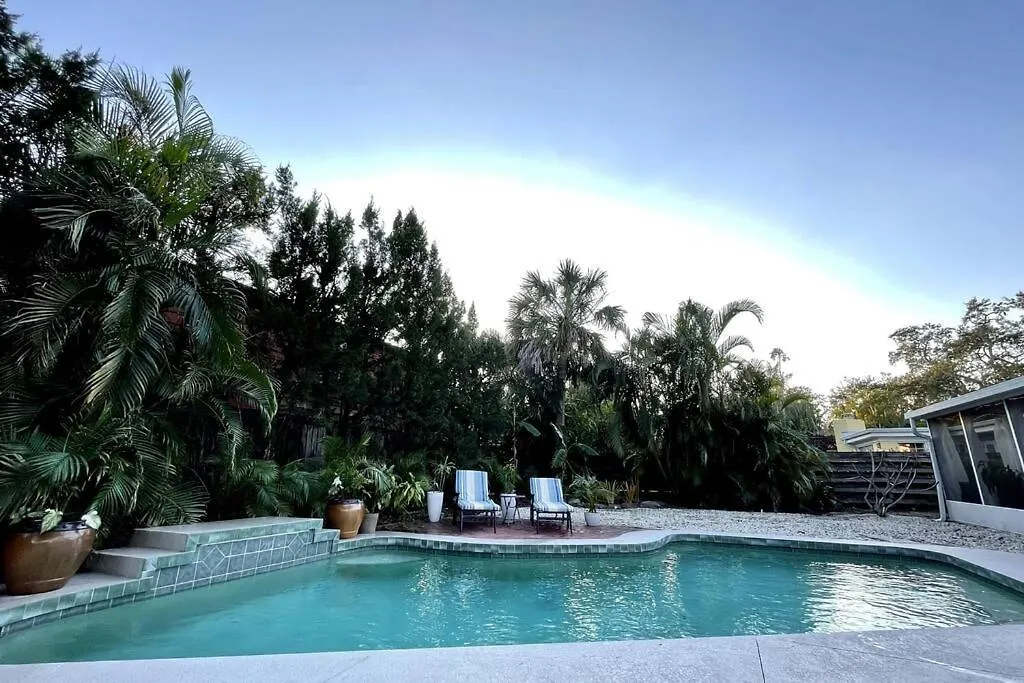 Outside Oasis, 1 Mile To Siesta Key! Holiday home