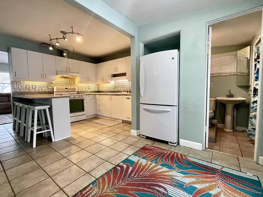 Holiday home Outside Oasis, 1 Mile To Siesta Key!