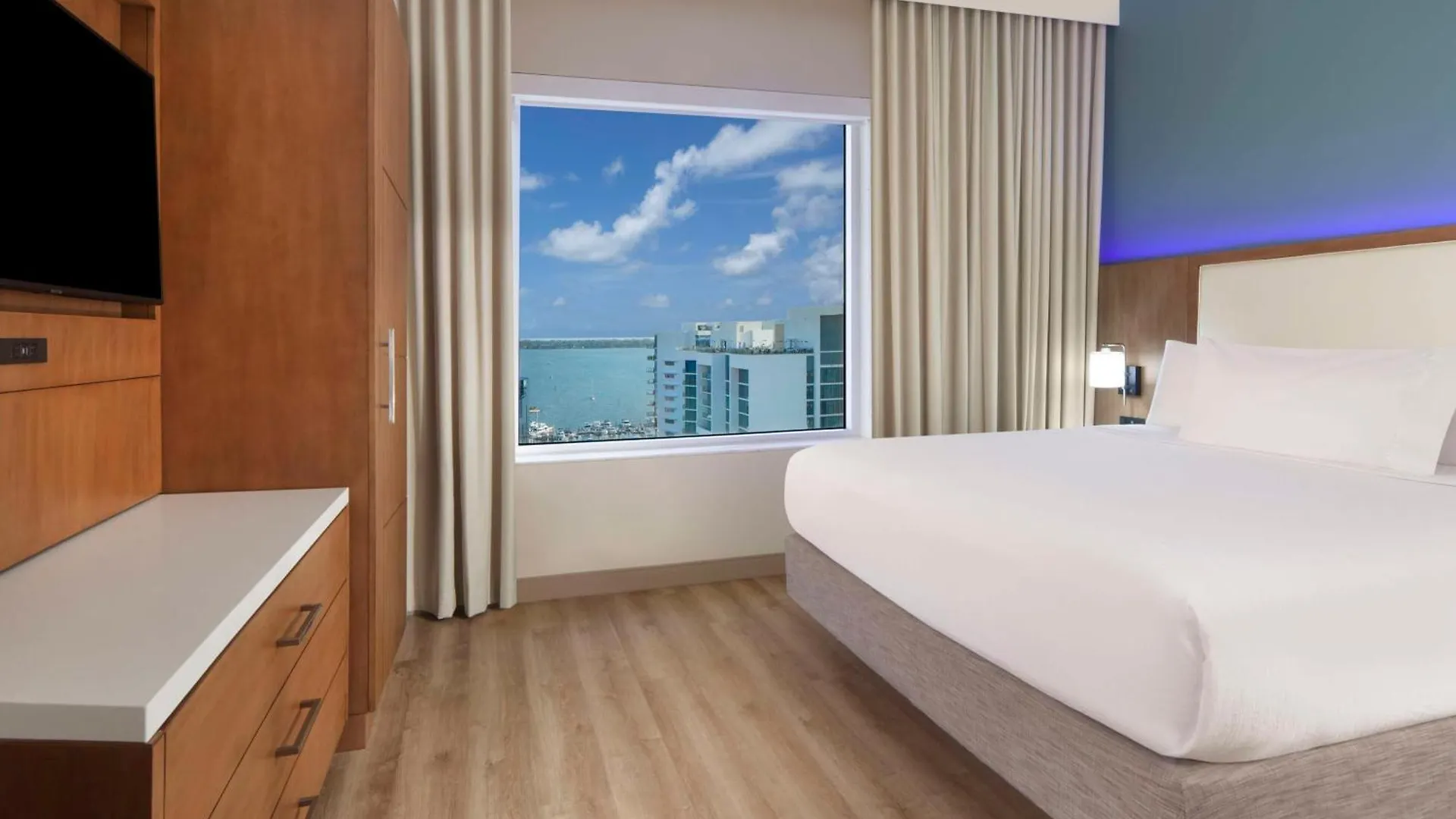 Hotel Embassy By Hilton Sarasota