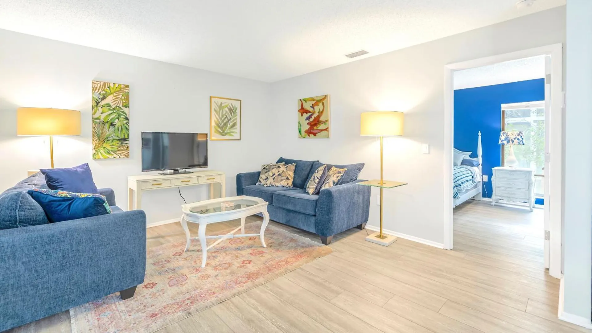 Private Patio, Walk To All! 5min- Siesta Keys Beach, 1min- Shopping Dining & Entertainment! *