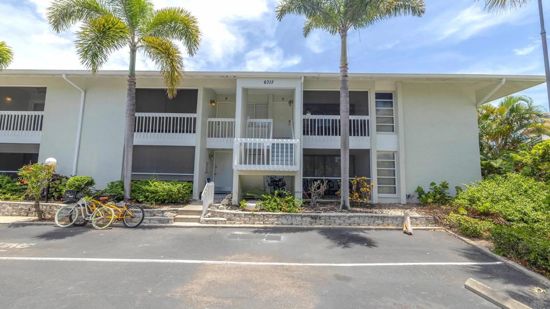 Private Patio, Walk To All! 5min- Siesta Keys Beach, 1min- Shopping Dining & Entertainment! Apartment *