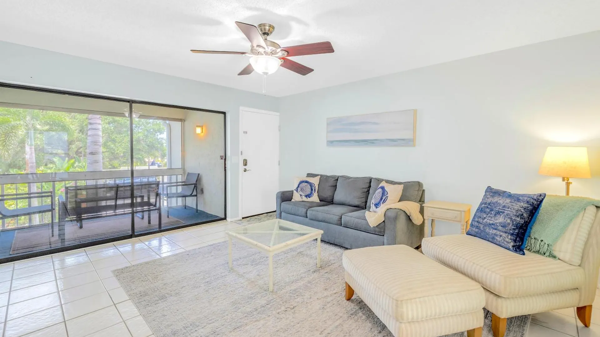 Private Patio, Walk To All! 5min- Siesta Keys Beach, 1min- Shopping Dining & Entertainment! Apartment Sarasota