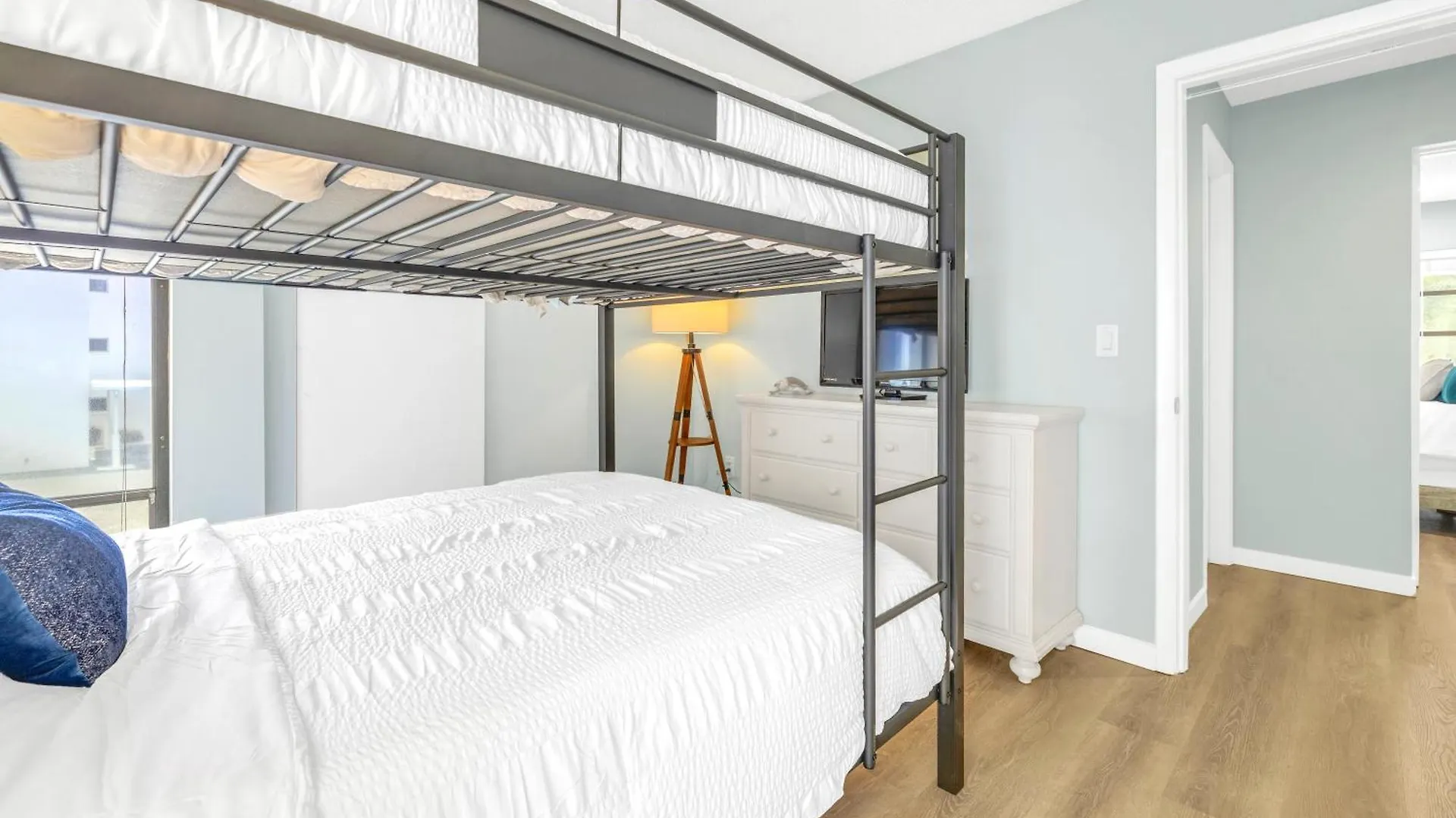 Private Patio, Walk To All! 5min- Siesta Keys Beach, 1min- Shopping Dining & Entertainment! *