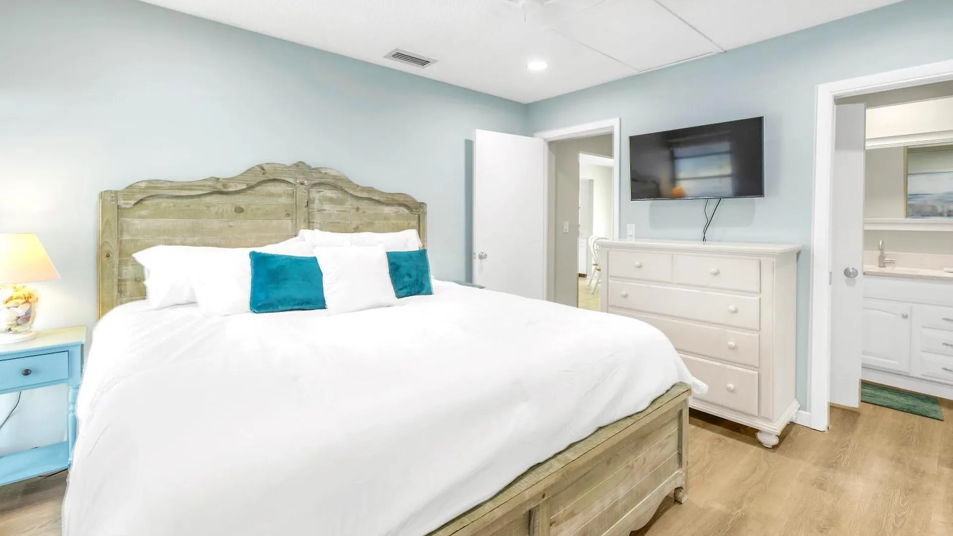 Private Patio, Walk To All! 5min- Siesta Keys Beach, 1min- Shopping Dining & Entertainment!