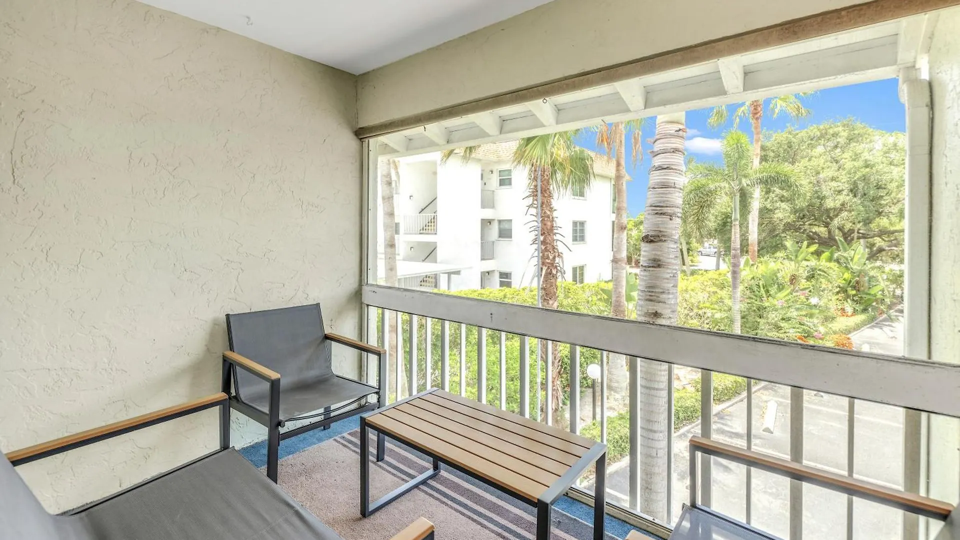 Private Patio, Walk To All! 5min- Siesta Keys Beach, 1min- Shopping Dining & Entertainment! * Sarasota