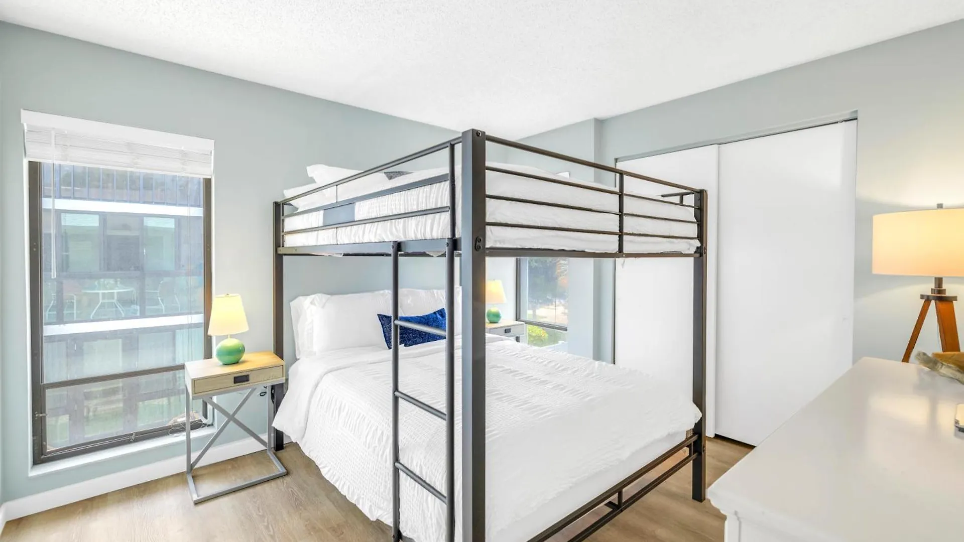 Private Patio, Walk To All! 5min- Siesta Keys Beach, 1min- Shopping Dining & Entertainment! *