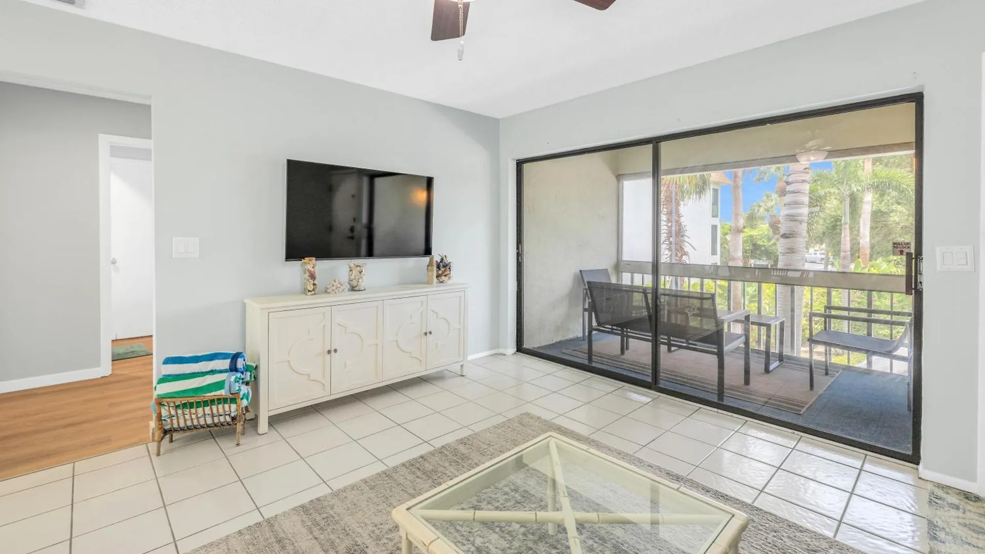 Private Patio, Walk To All! 5min- Siesta Keys Beach, 1min- Shopping Dining & Entertainment! Apartment *