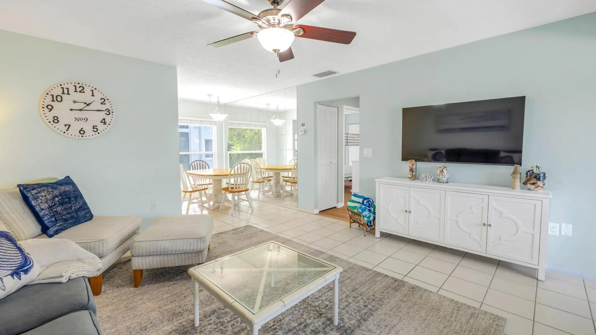 Private Patio, Walk To All! 5min- Siesta Keys Beach, 1min- Shopping Dining & Entertainment! Apartment Sarasota