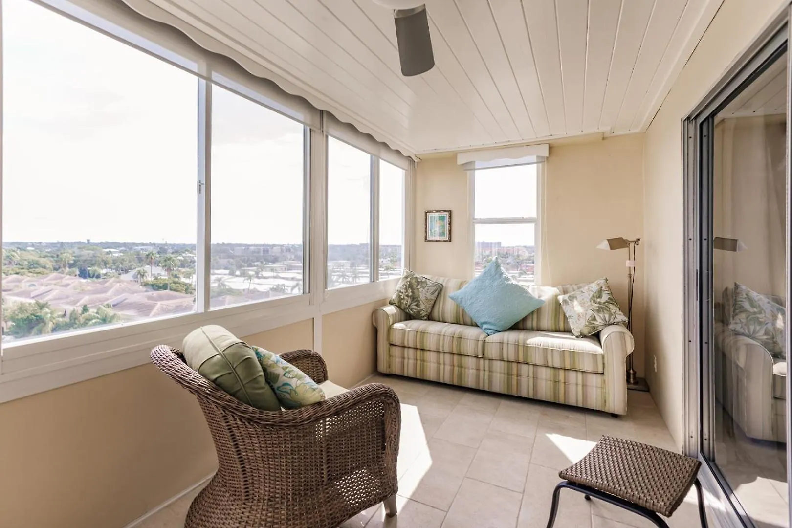 Holiday home 1055-607 Pond View High Rise With Remodeled Kitchen Sarasota