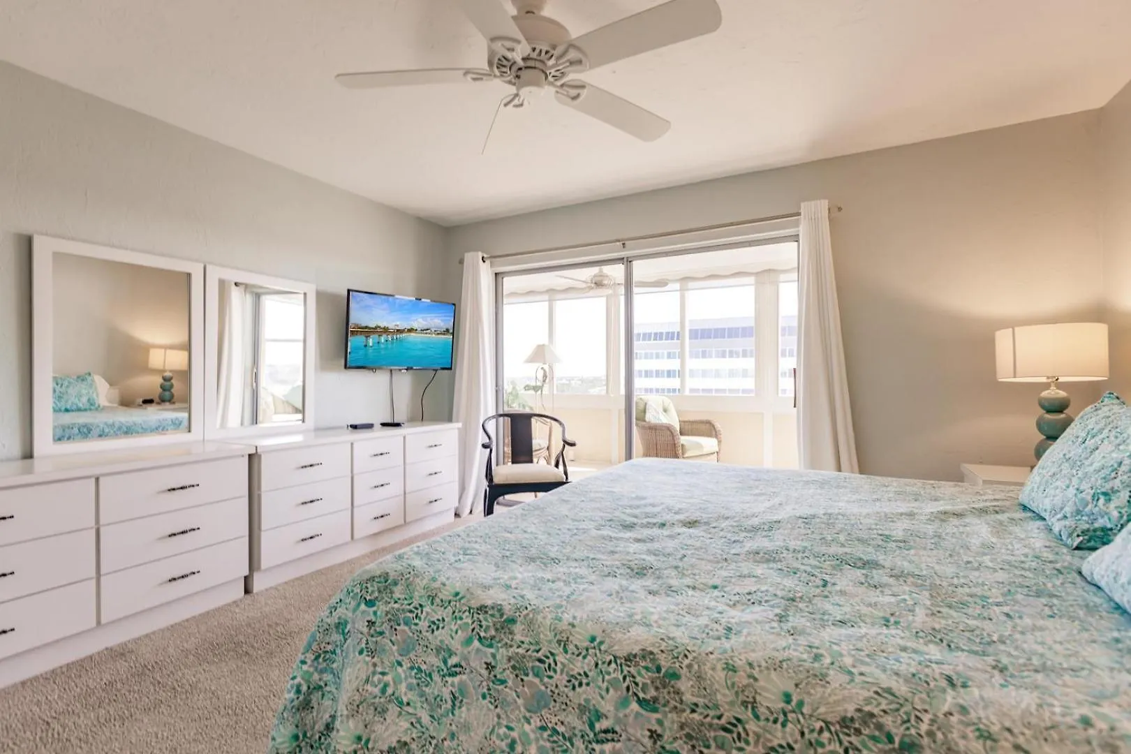 1055-607 Pond View High Rise With Remodeled Kitchen Holiday home
