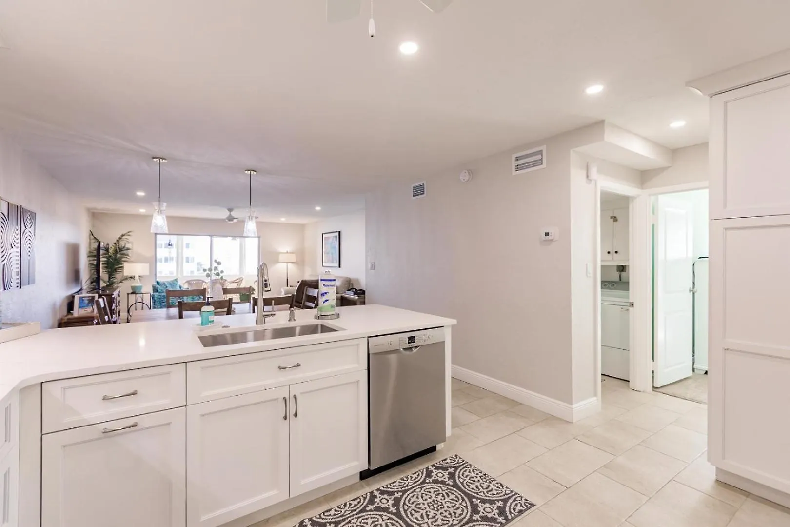 1055-607 Pond View High Rise With Remodeled Kitchen Holiday home *