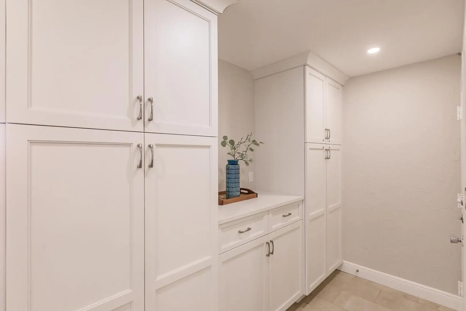 1055-607 Pond View High Rise With Remodeled Kitchen *
