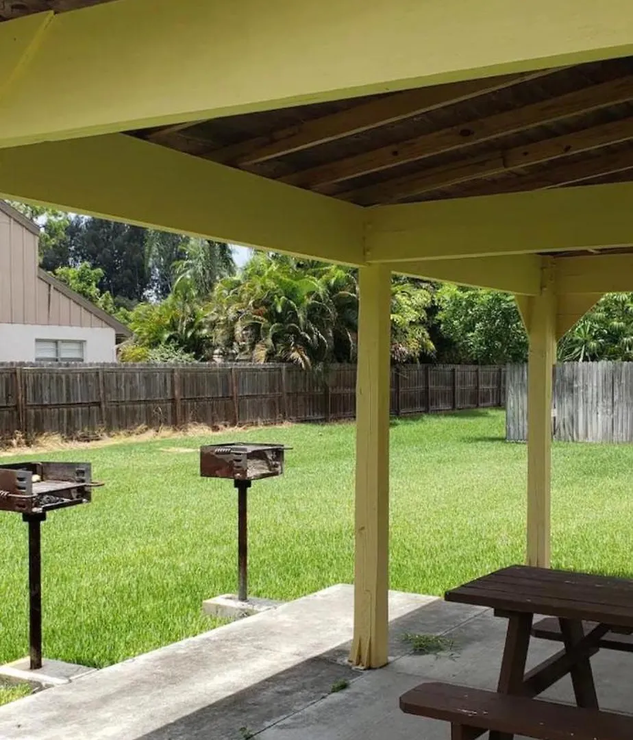 Modern 3bad2bath Condo, Ground Floor, With Backyard And Shared Heated Pool, 1 Min To Food , Shopping Plaza And 10 Min To Siesta Apartment