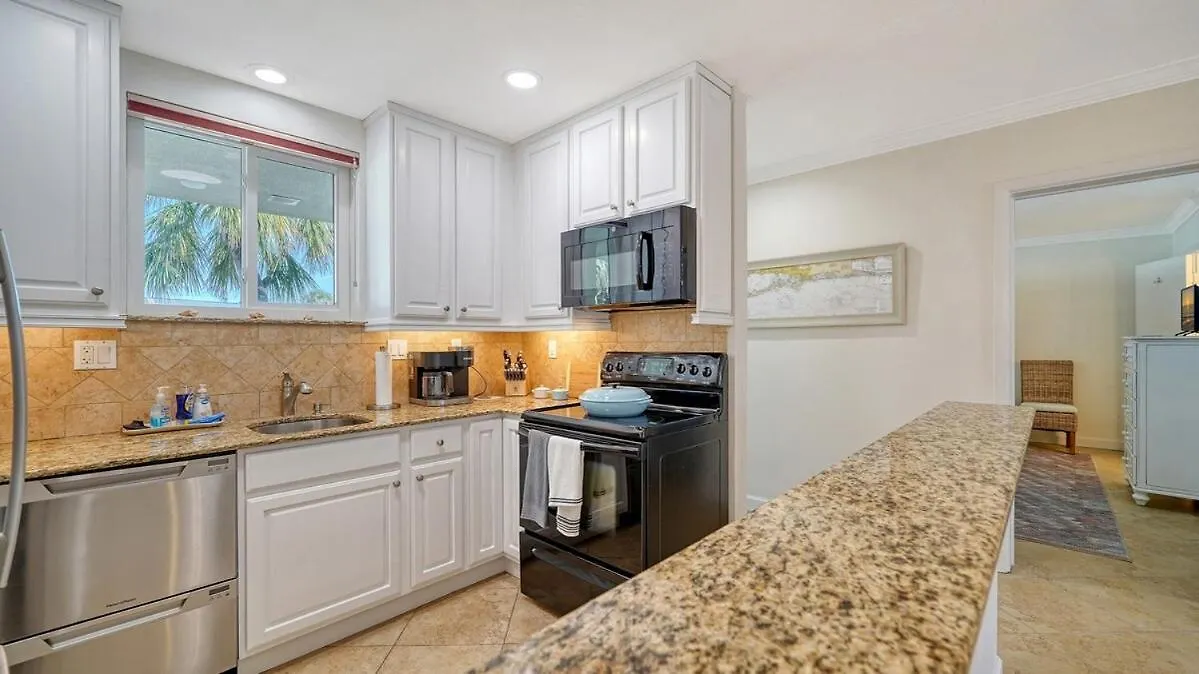 Walkable To Beach, Restaurants, Entertainment!