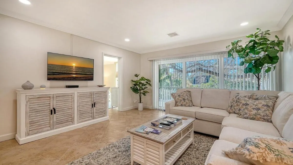 Walkable To Beach, Restaurants, Entertainment!