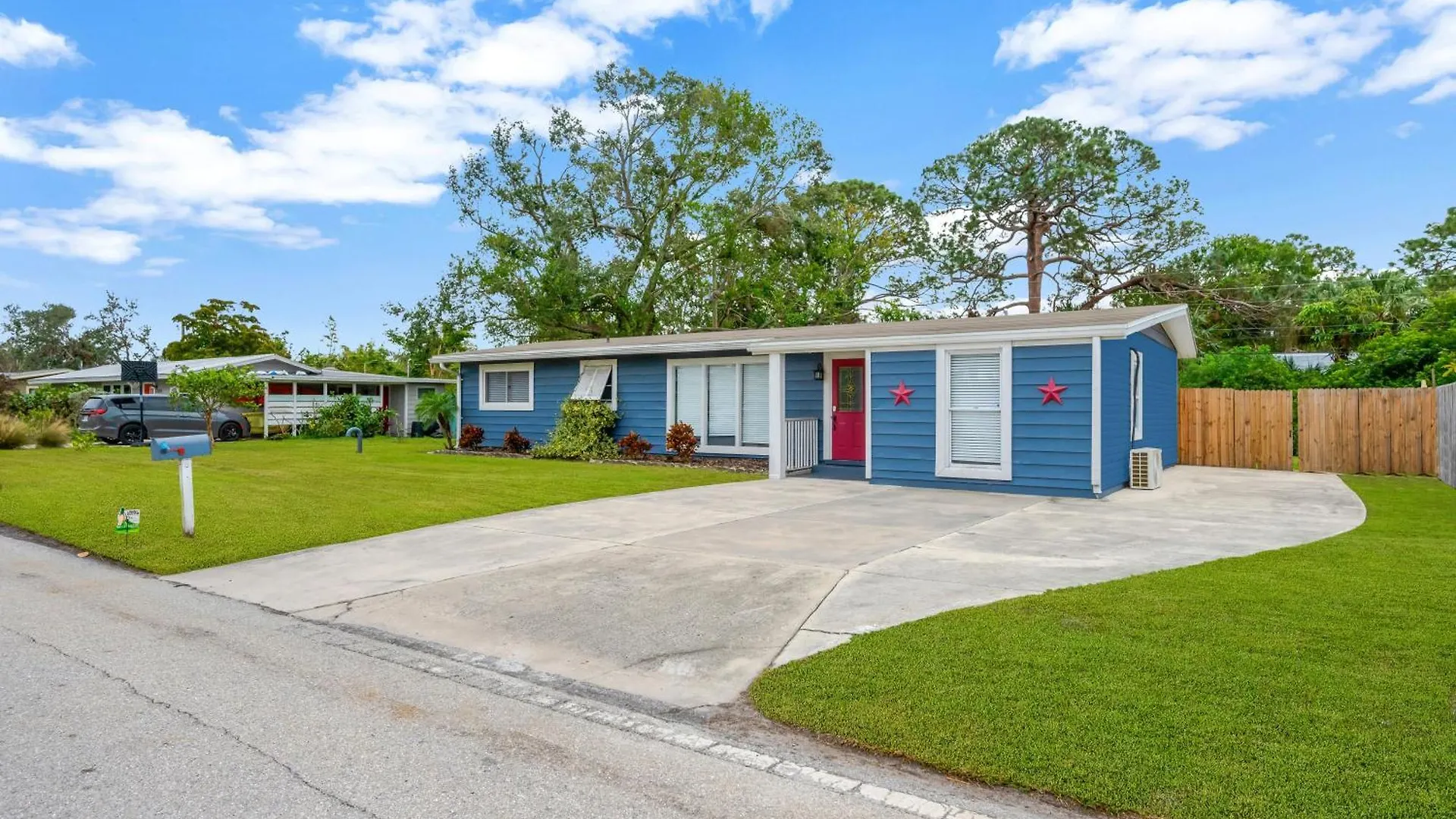 Remodel House With Heated Pool, Patio And Gas Grill! Holiday home Sarasota