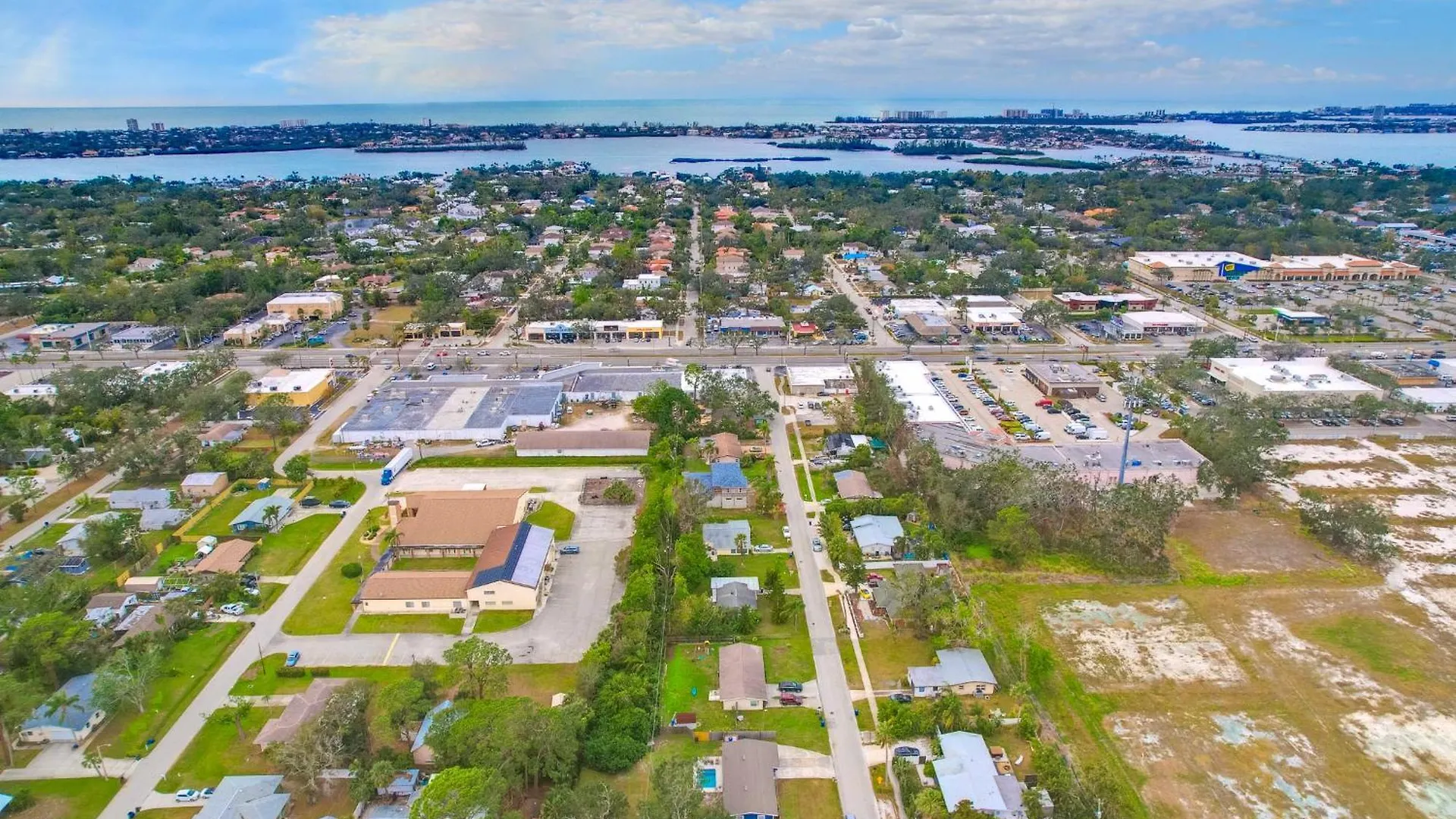 Remodel House With Heated Pool, Patio And Gas Grill! Holiday home Sarasota