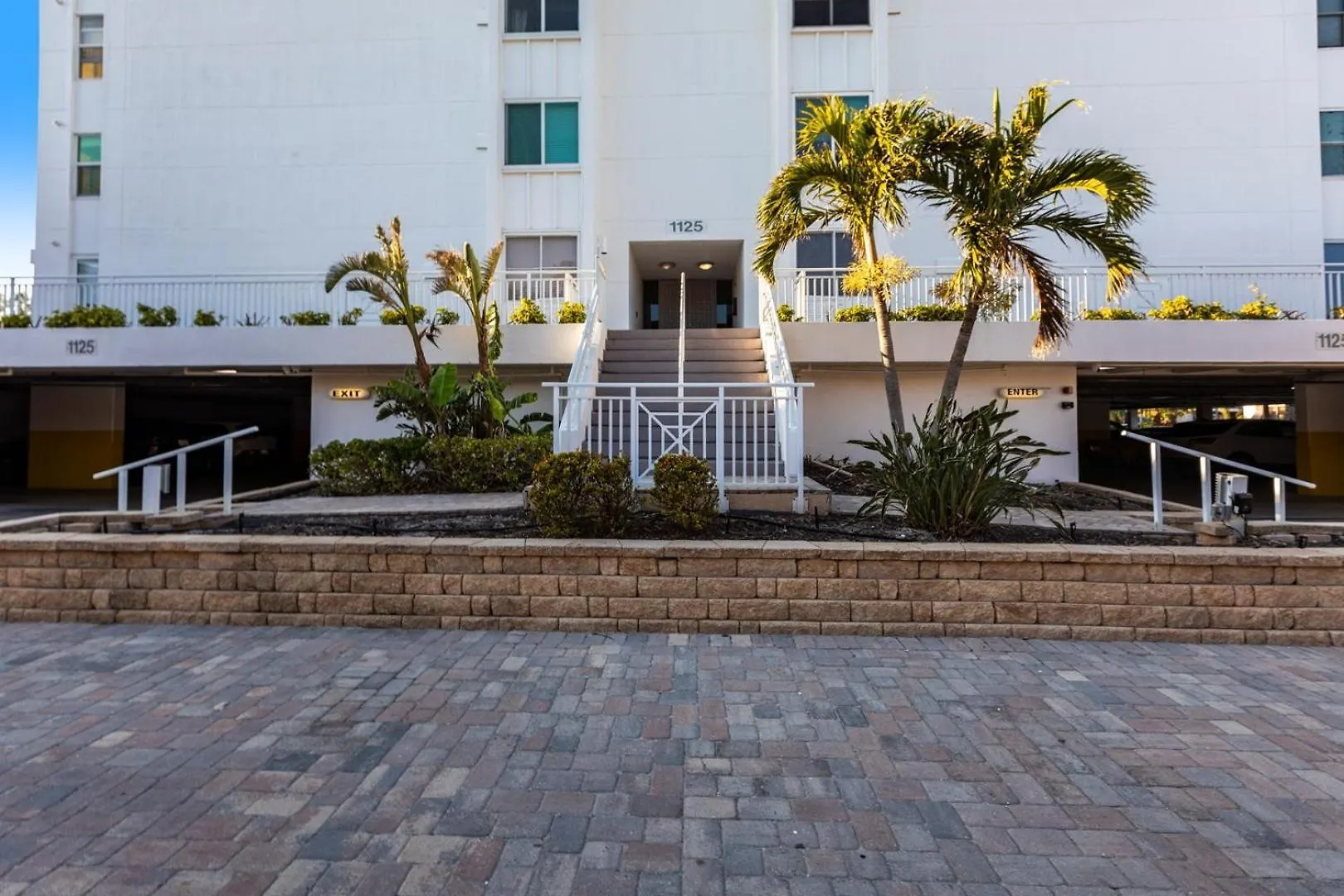 1125-402 - Enjoy Pond Views From High-rise Retreat Sarasota