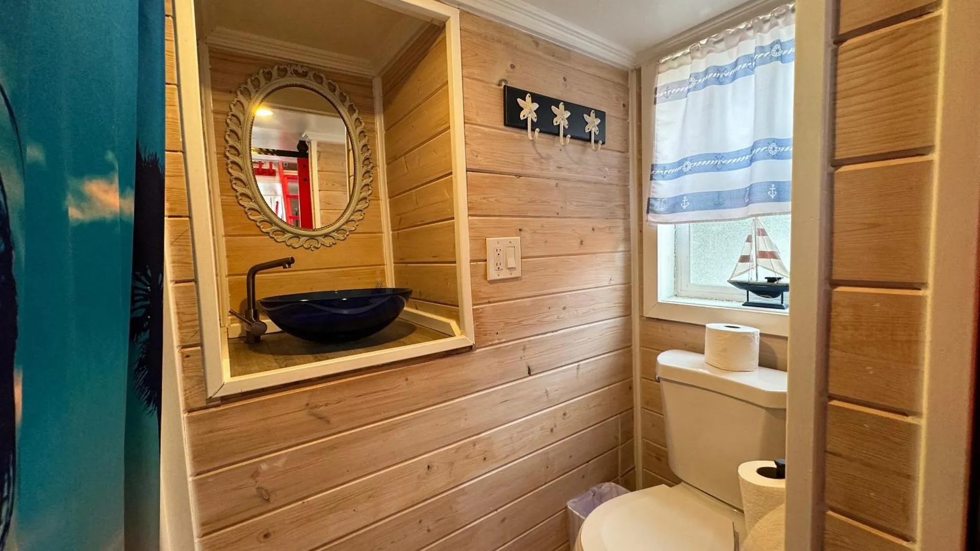 Holiday home Tiny House - Red Lifeguard Stand *
