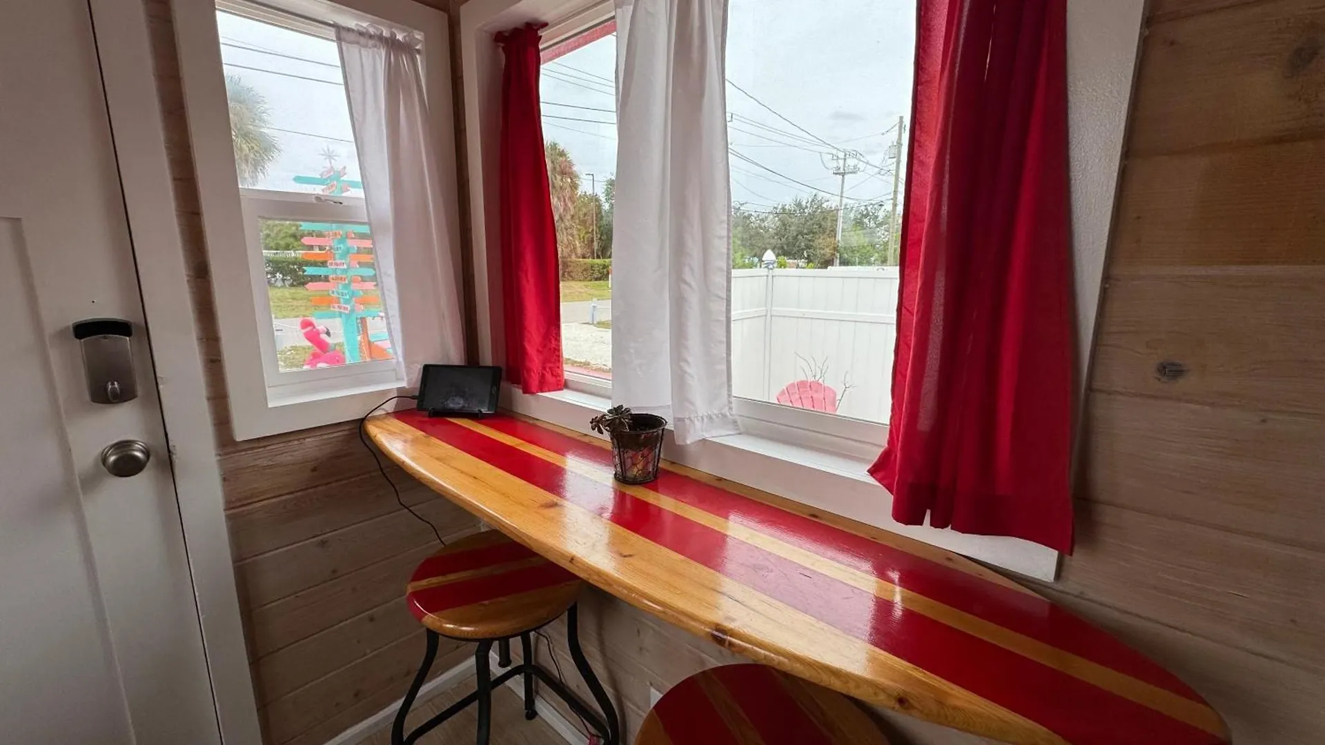 Tiny House - Red Lifeguard Stand Holiday home *