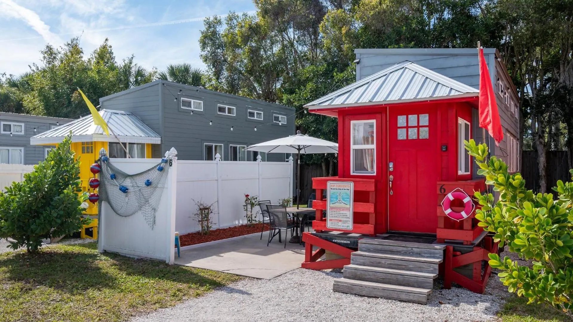 Holiday home Tiny House - Red Lifeguard Stand *
