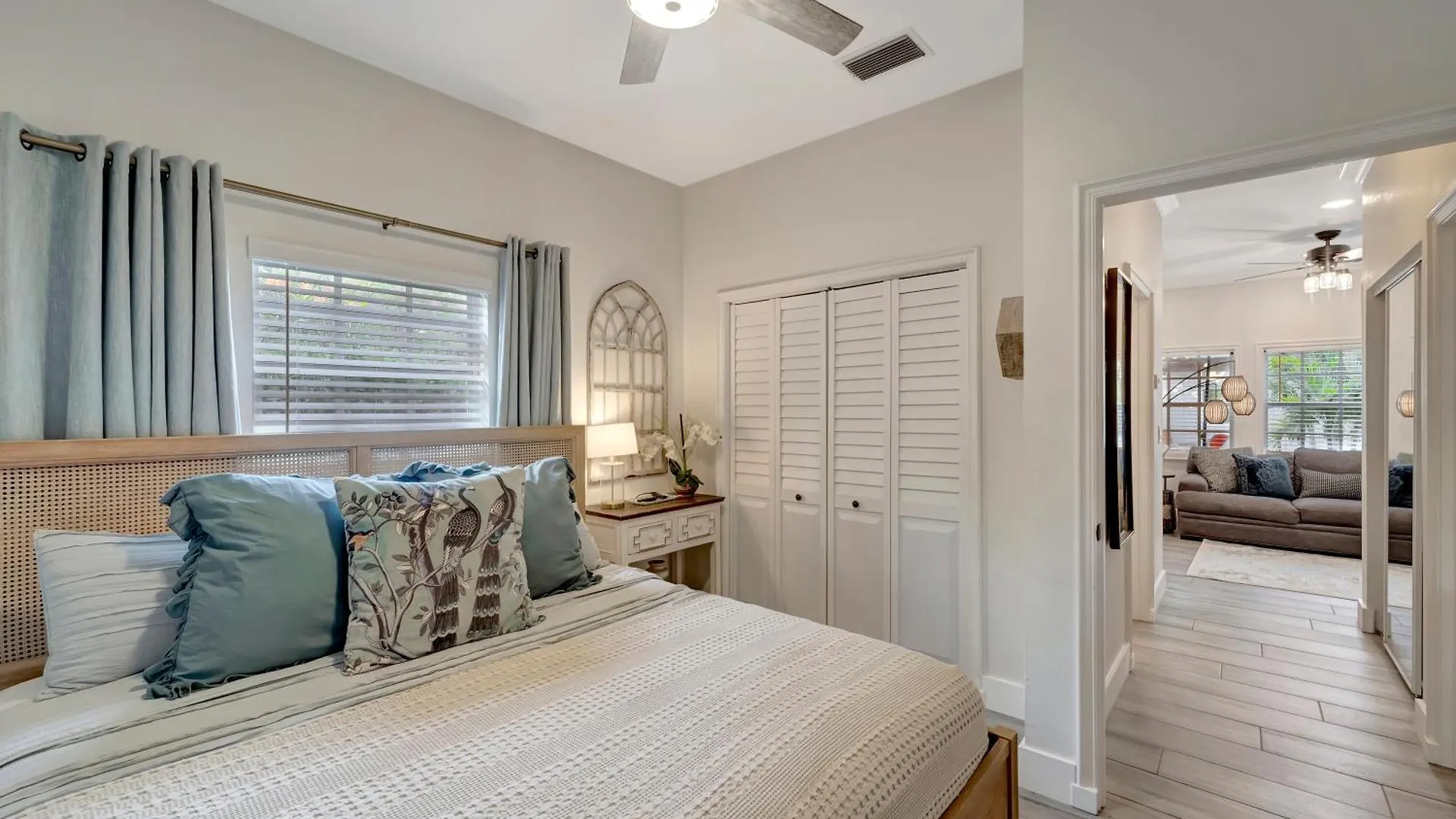 Pool Courtyard, Patio With Fire Pit, 2 Mls Downtown Vr24-00130 Sarasota