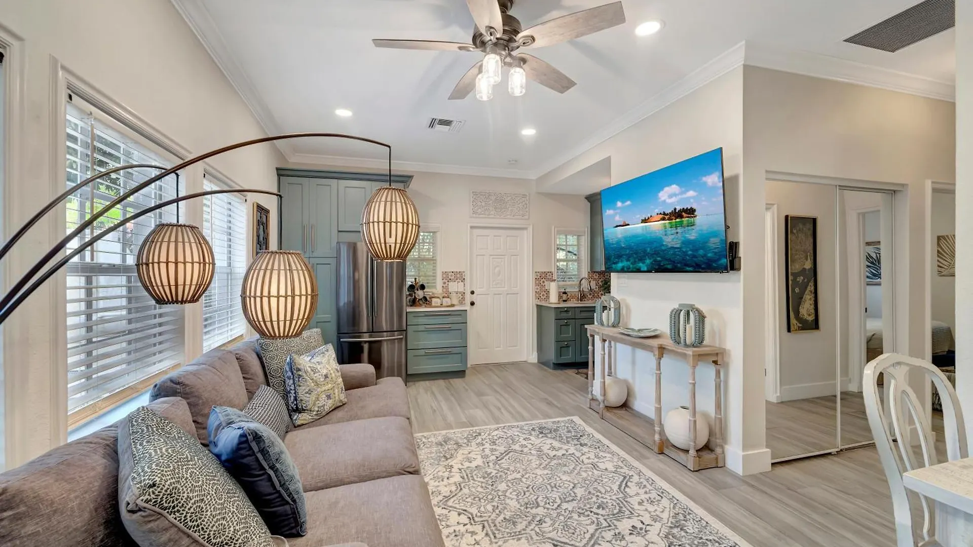 Pool Courtyard, Patio With Fire Pit, 2 Mls Downtown Vr24-00130 Holiday home Sarasota