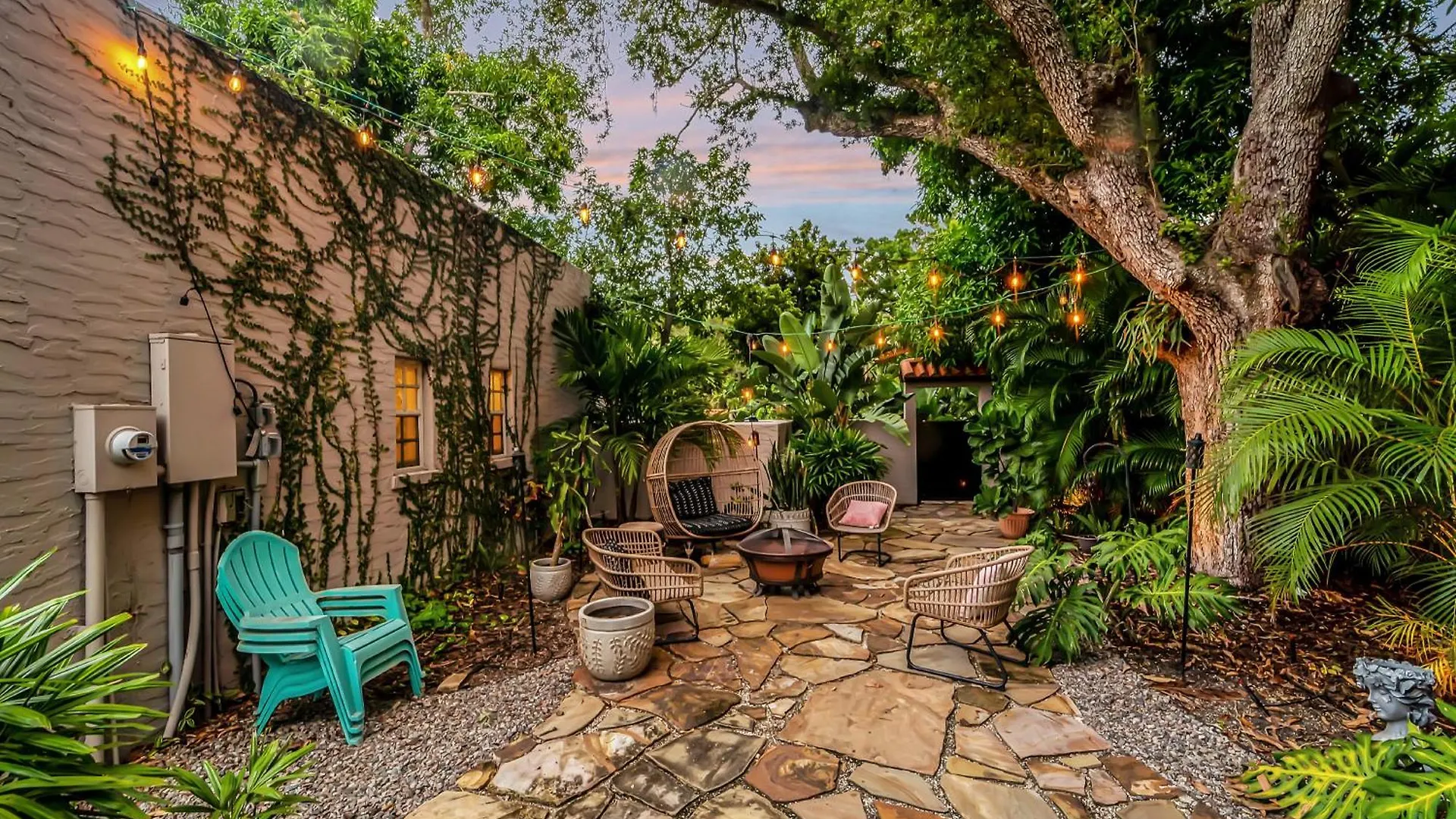 Pool Courtyard, Patio With Fire Pit, 2 Mls Downtown Vr24-00130 *