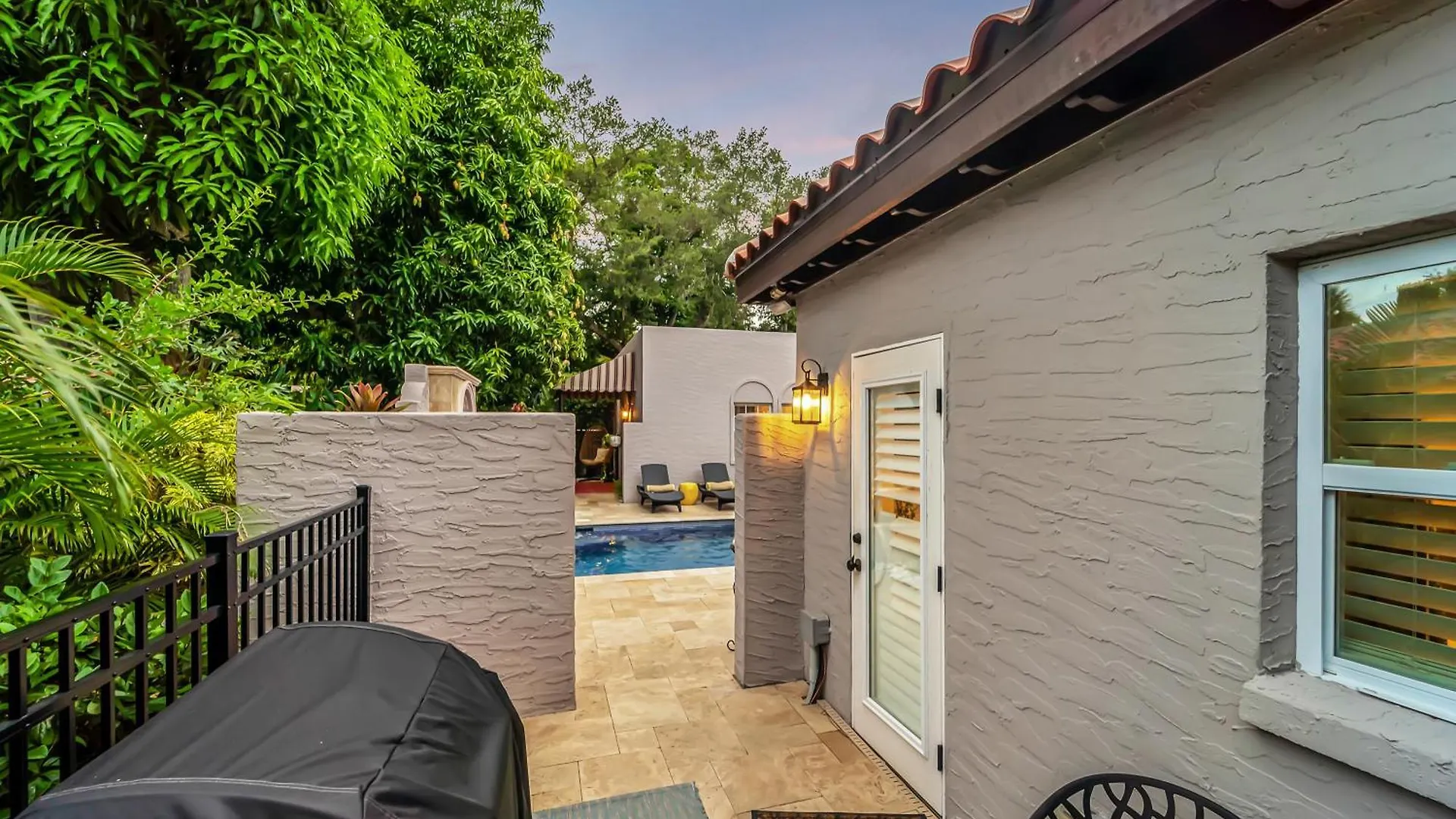 Holiday home Pool Courtyard, Patio With Fire Pit, 2 Mls Downtown Vr24-00130