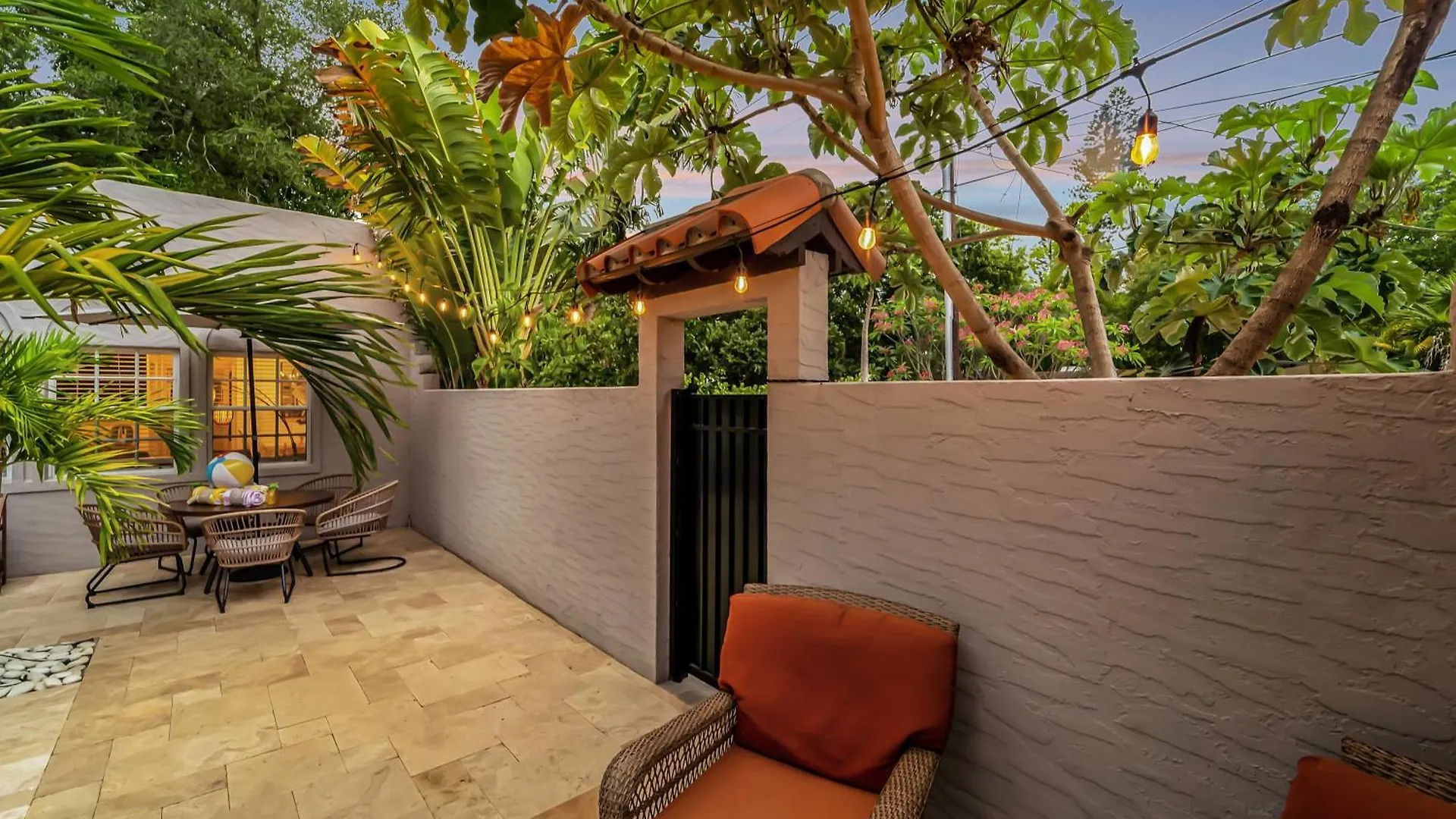 Holiday home Pool Courtyard, Patio With Fire Pit, 2 Mls Downtown Vr24-00130 Sarasota