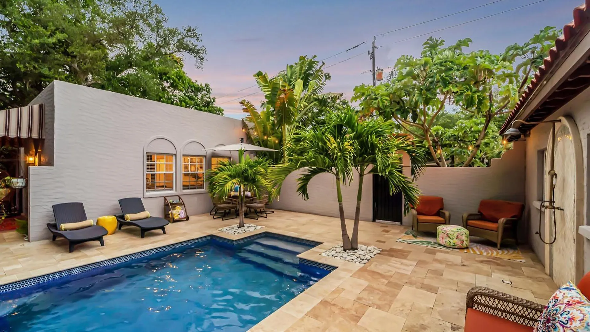 Pool Courtyard, Patio With Fire Pit, 2 Mls Downtown Vr24-00130 * Sarasota
