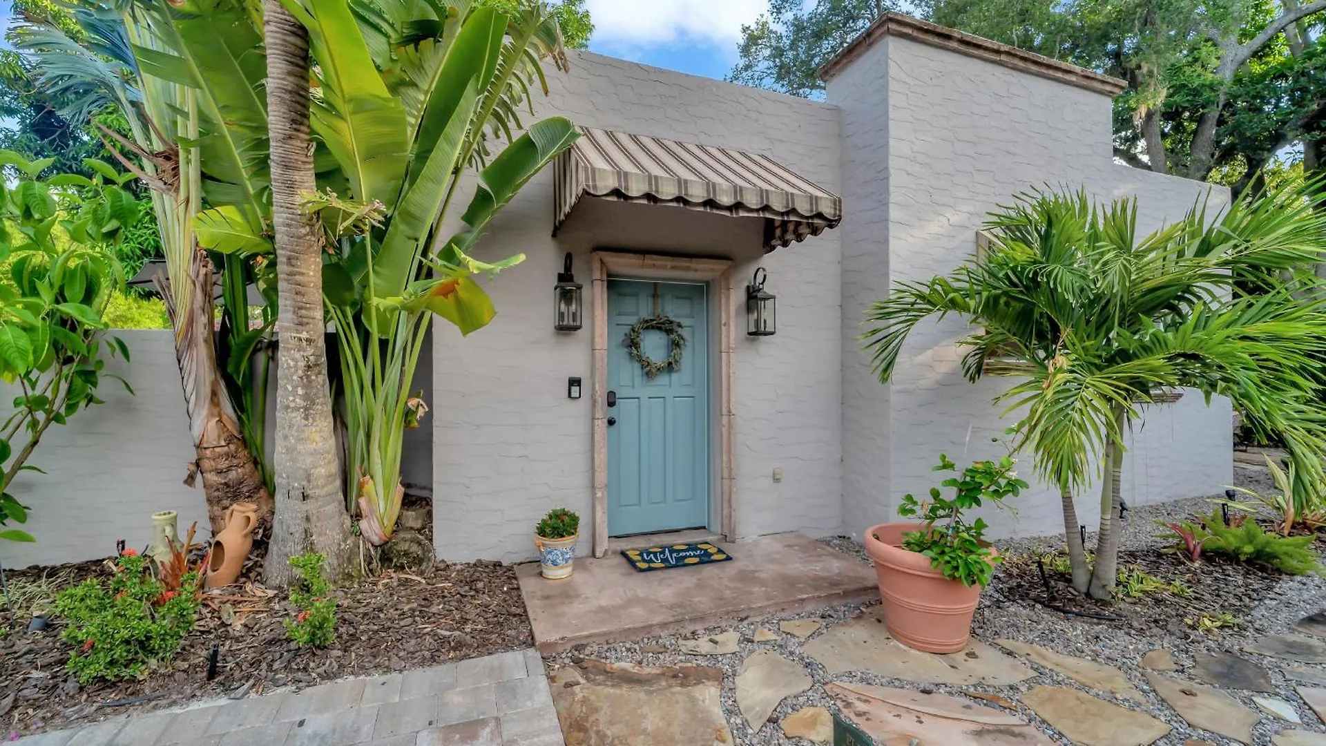 Pool Courtyard, Patio With Fire Pit, 2 Mls Downtown Vr24-00130 *