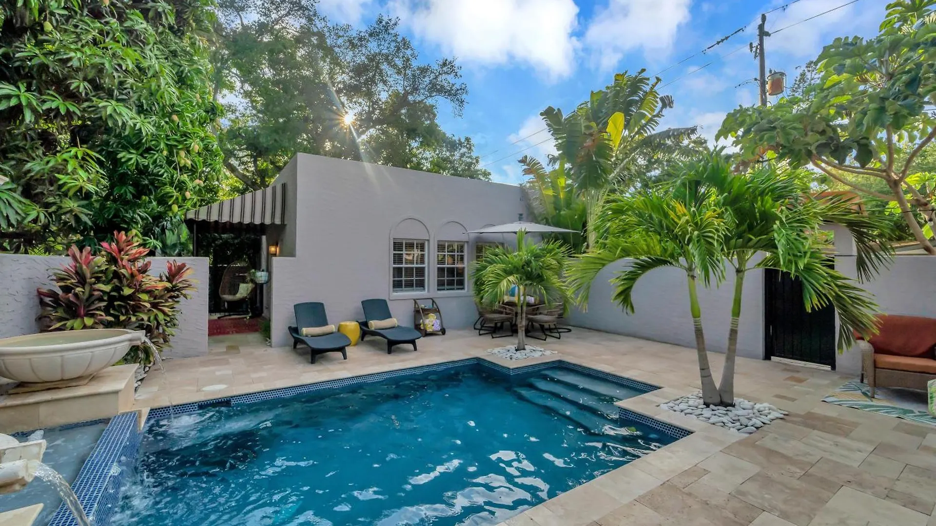 Pool Courtyard, Patio With Fire Pit, 2 Mls Downtown Vr24-00130 * Sarasota