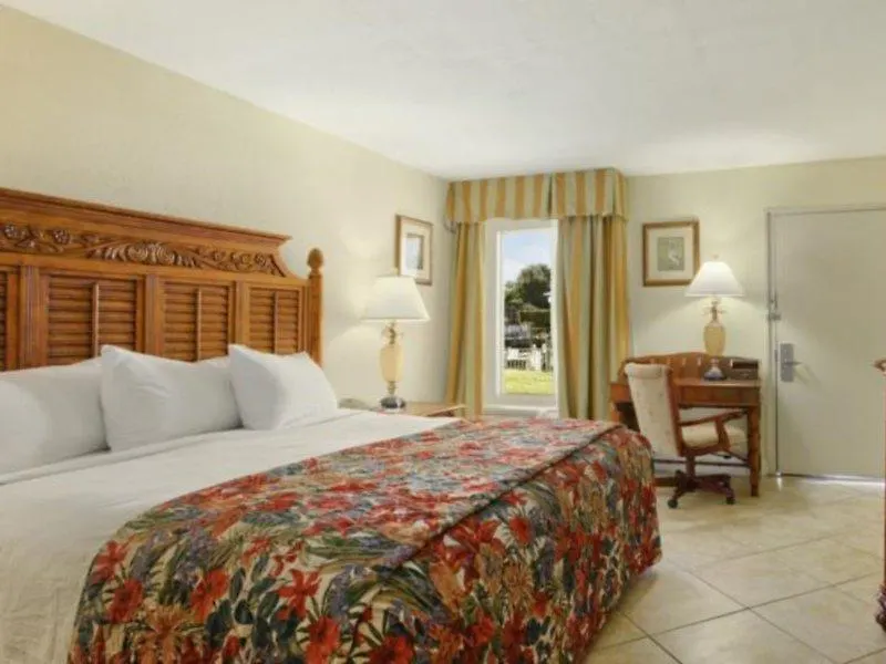 Hotel Ramada By Wyndham Waterfront