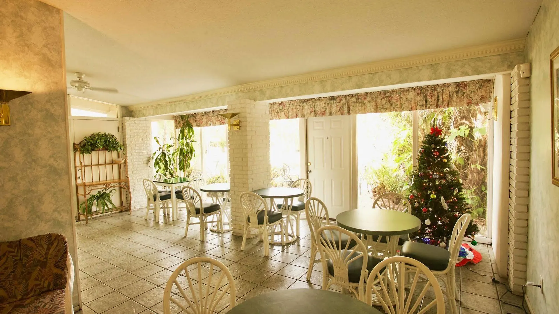 Golden Host Motel