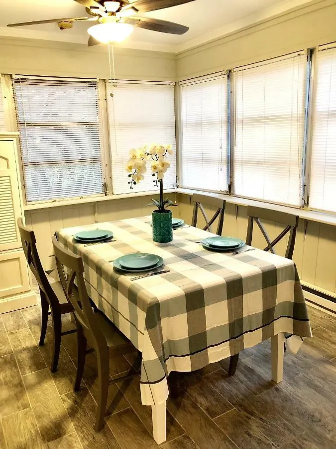 Downtown Near Siesta Key Beaches And Golfing *